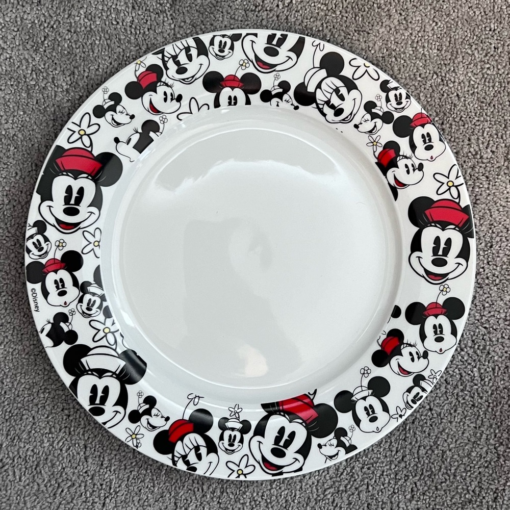 Disney Minnie Mouse 10-1/2" Dinner Plate, Minnie Face All Around Plate Pre-owned